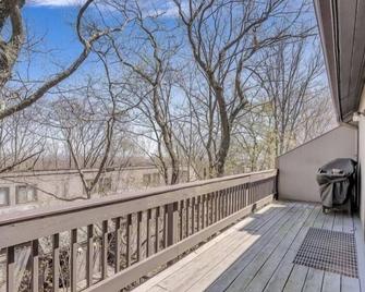 Ski In & Ski Out Deluxe Townhouse on Camelback Mountain. Sleeps 10 comfortably. - Tannersville - Balcón