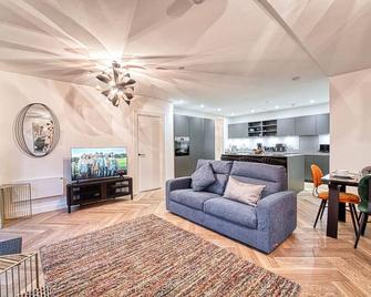 Luxurious 3-Bedroom Apartment - Birmingham - Olohuone