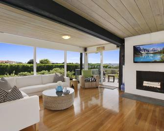 Prime Waterfront Location, Private, Dock, 5 minute Walk to Ocean & Beach - Bridgehampton - Sala de estar