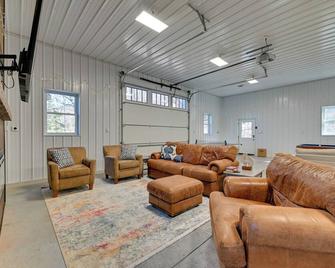 The Toasted Marshmallow Ski & Lake Game Barn - Canandaigua - Sala de estar