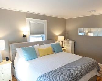 The Cozy Colonial - 4 BDRM that's close to train and only 35 min from City! - Norwood - Schlafzimmer