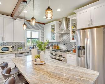 Stylish Waterfront Lake Wales Home Rental with Dock! - Lake Wales - Kitchen