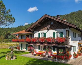 Vacation apartment/apartment for 3 guests with 40m² in Wallgau (95953) - Wallgau - Building