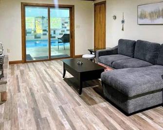 Family Getaway: Indoor Pool, Sauna & Arcade - Terre Haute - Sala de estar