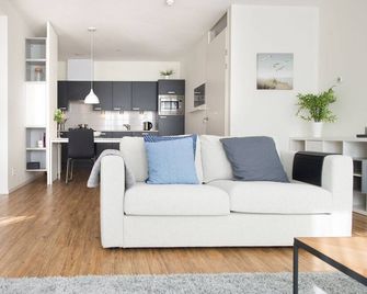 Two room apartment overlooking the harbor - Den Haag - Huiskamer