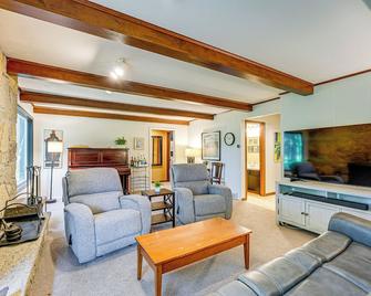 1 Mi to Lake Michigan: Peaceful Cabin w/ Yard! - Whitehall - Living room