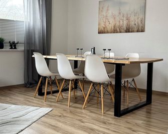 City Flair by Zirwick Apartment - Weiden in der Oberpfalz - Dining room