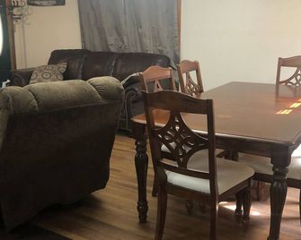 Cozy house close to public boat launch. - Jonesboro - Dining room