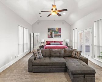 Newhouse Mansion Dallas Top 10 Vacation Rental Pool And Spa 3 Acres Of Land - DeSoto - Obývací pokoj