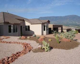 Serene Oasis 2 Bed 2 Bath. Clean, Private & Inviting. Backing Onto 16th Hole - Cornville - Building