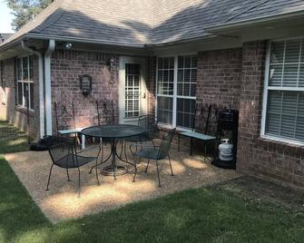 “The Bartholomew” 3 Bed 2 Bath King Suite with Jacuzzi Tub. - Oakland - Patio
