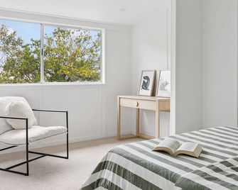 Cusacks Cottage - Coastal Charm with Artistic Soul - Holiday Yamba - Yamba - Bedroom