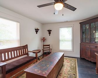 1890’s fully renovated farmhouse on a U Pick flower farm. - Springfield - Olohuone