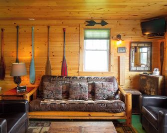 Charming cabin with AC and WiFi in delightful Two Harbors - Two Harbors - Huiskamer