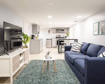 Modern and Comfy 1BR Apartment in Logan Square! - שיקאגו - סלון