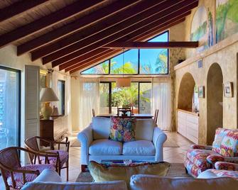 Luxury Waterfront Home on Harrington Sound in Smith's Parish - Flatts Village - Living room