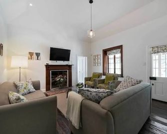 Jacobs Estate Cottage - Rowland Flat
