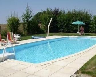 Charming fully equipped rural gite with shared heated summer pool (WiFi ext) - Bazoches-sur-Hoëne - Piscina