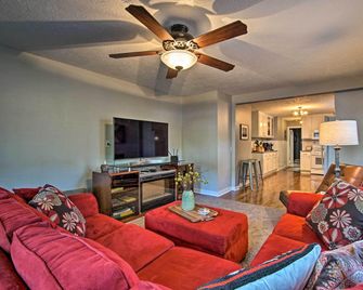 Cute Emporia House - Mins to Downtown and ESU! - Emporia - Soggiorno