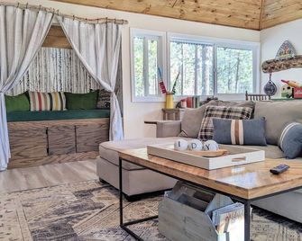 Close to town & Newly Renovated, Large Gated Yard - Idyllwild - Living room