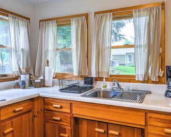 Steps to Lake + Public Boat Ramp: Edinboro Cottage - Edinboro - Cocina