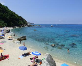 Aramoni B&B - Zambrone - Strand