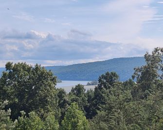 Bennett Lake Tiny Cabin - Lookout Mountain - Outdoors view
