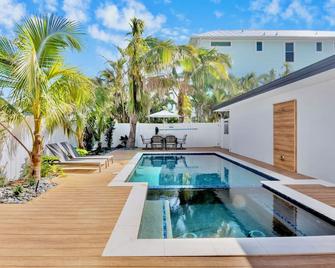 Captain's Quarters By Ami Locals - Bradenton Beach - Piscina