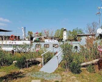 Séjour atypique et insolite sur notre péniche La Coradine avec grand spa - Aigues-Mortes - Extérieur