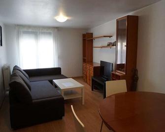 Apartamentos Turísticos Río Gallego (Apartamento Huesca) - Huesca - Sufragerie