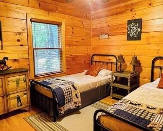 Enjoy Nature @ Whispering Woods Log Cabin - Hillsville - Bedroom