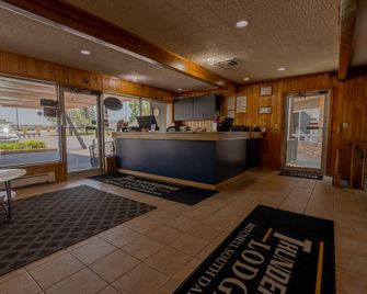 Thunderbird Lodge - Mitchell - Front desk