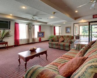Key West Inn - Baxley - Baxley - Living room