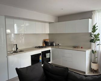 A modern two bedroom apartment! Quiet, secure and 1 minute walk to Bondi Beach! - Sydney - Keittiö