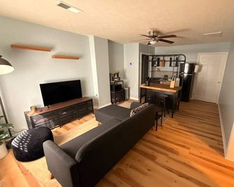 One Bed/One Bath hideaway near VA Hospital - Dublin