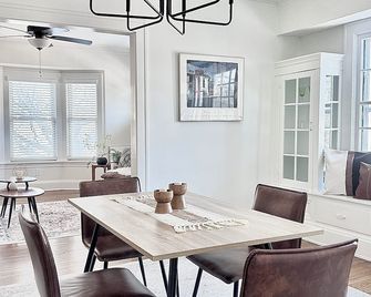 Modern Hot Tub Lake Access Clean townhome - Cleveland - Comedor