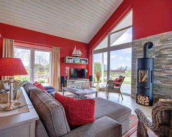 located at the sea, stunning view over Hiddensee and the iconic lighthouse - Trent - Living room