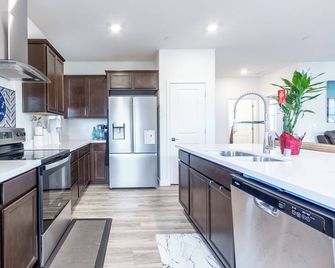 Spacious 4BR-3BA Cozy and Modern in Elk Grove - Elk Grove - Kitchen