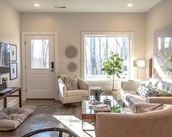 Suite at Gathering Barn by Buffalo Mountain Getaway - Meadows of Dan - Sala de estar