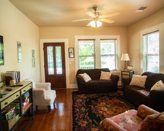 Free tubes. Schlitterbahn is a 3-minute drive. Walk to the Comal River. - New Braunfels - Living room