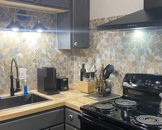 Modern Cozy Charming 2-bedroom Home with WiFi and AC in enchanting Baton Rouge - Baton Rouge - Cocina