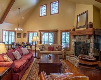 Classic Chalet|Private Hot Tub, Wood Fireplace - Donnelly - Salon