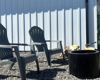 NEW Farm Stay Cabin close to Livingston, Yellowstone, Bozeman, fishing, hiking - Livingston - Patio