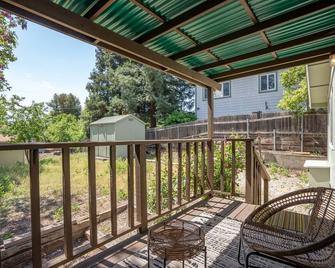 Sommelier's Getaway- 10 mins from SLO & wineries - Santa Margarita - Balcony