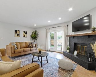 Casa Boho- Fire Pit, BBQ, B-ball hoop - Fishers - Living room