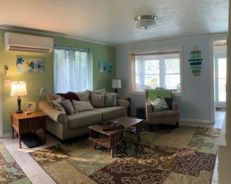 The Boat House - Cozy cottage on beautiful Gravel Lake - Lawton - Living room