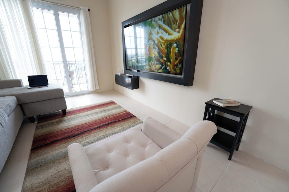Your Little Getaway - Lovely 3-bedroom apartment in Mt. Hope with WiFi and AC - San Juan - סלון