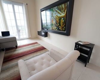 Your Little Getaway - Lovely 3-bedroom apartment in Mt. Hope with WiFi and AC - San Juan - סלון