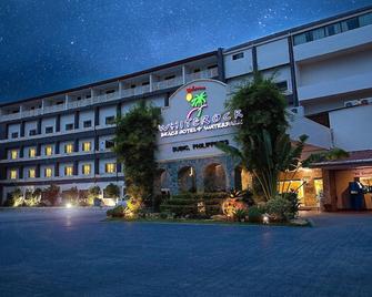 Whiterock Beach Hotel and Waterpark - Subic - Gebäude