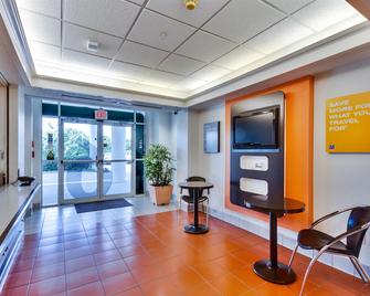 Motel 6 Dallas - Lewisville - לואיסוויל - לובי